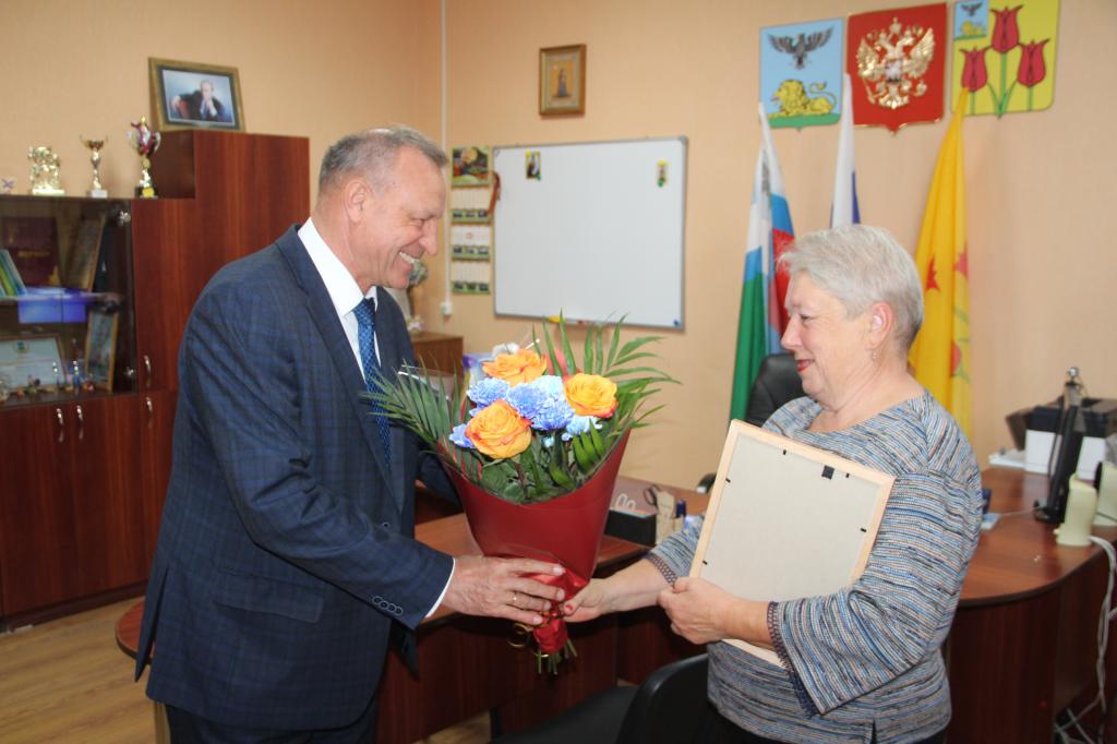Сегодня председатель ТОС «Зеленая» п. Пятницкое Лубенцова Нина Ивановна принимала поздравление с юбилейным Днем рождения.