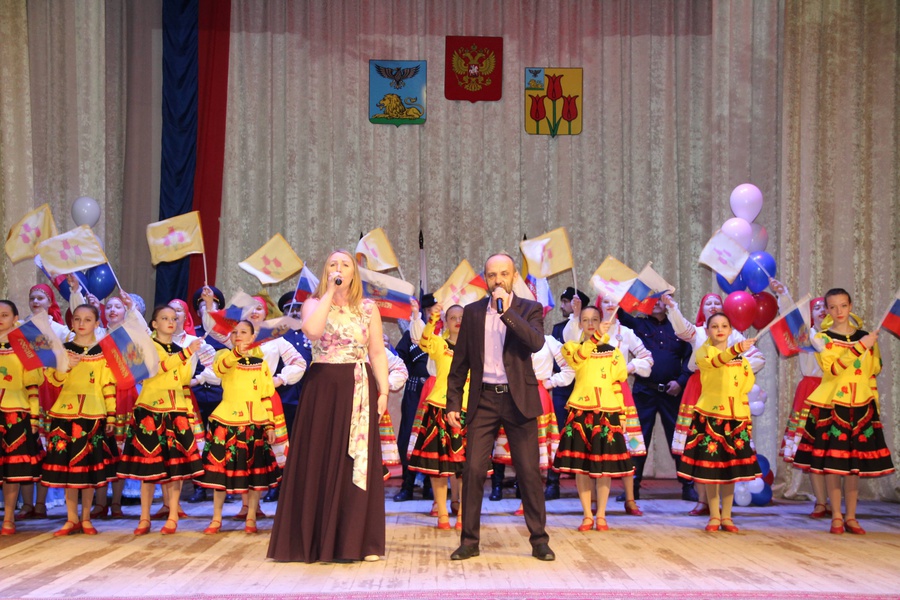В Центре культурного развития поселка Волоконовка прошел праздничный концерт, посвященный Дню органов местного самоуправления.