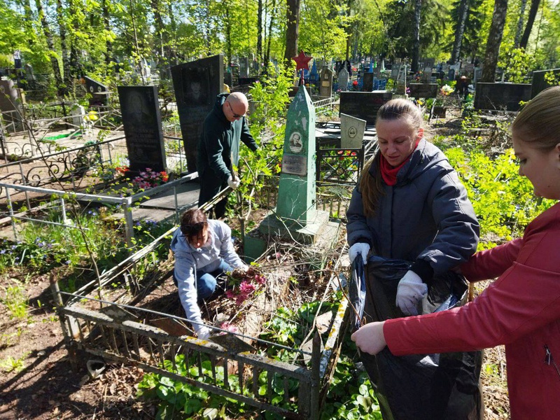 Представители регионального Росреестра и Кадастровой палаты провели мероприятие по уборке заброшенных захоронений ветеранов Великой Отечественной войны.