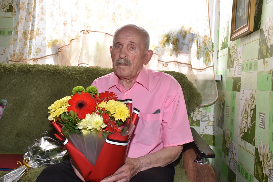 Сегодня жителю поселка Волоконовка Щербакову Егору Ивановичу исполнилось 90 лет.