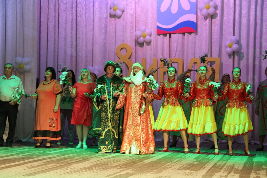 В Центре культурного развития поселка Волоконовка прошло торжественное мероприятие, посвящённое Дню Семьи, Любви и Верности.
