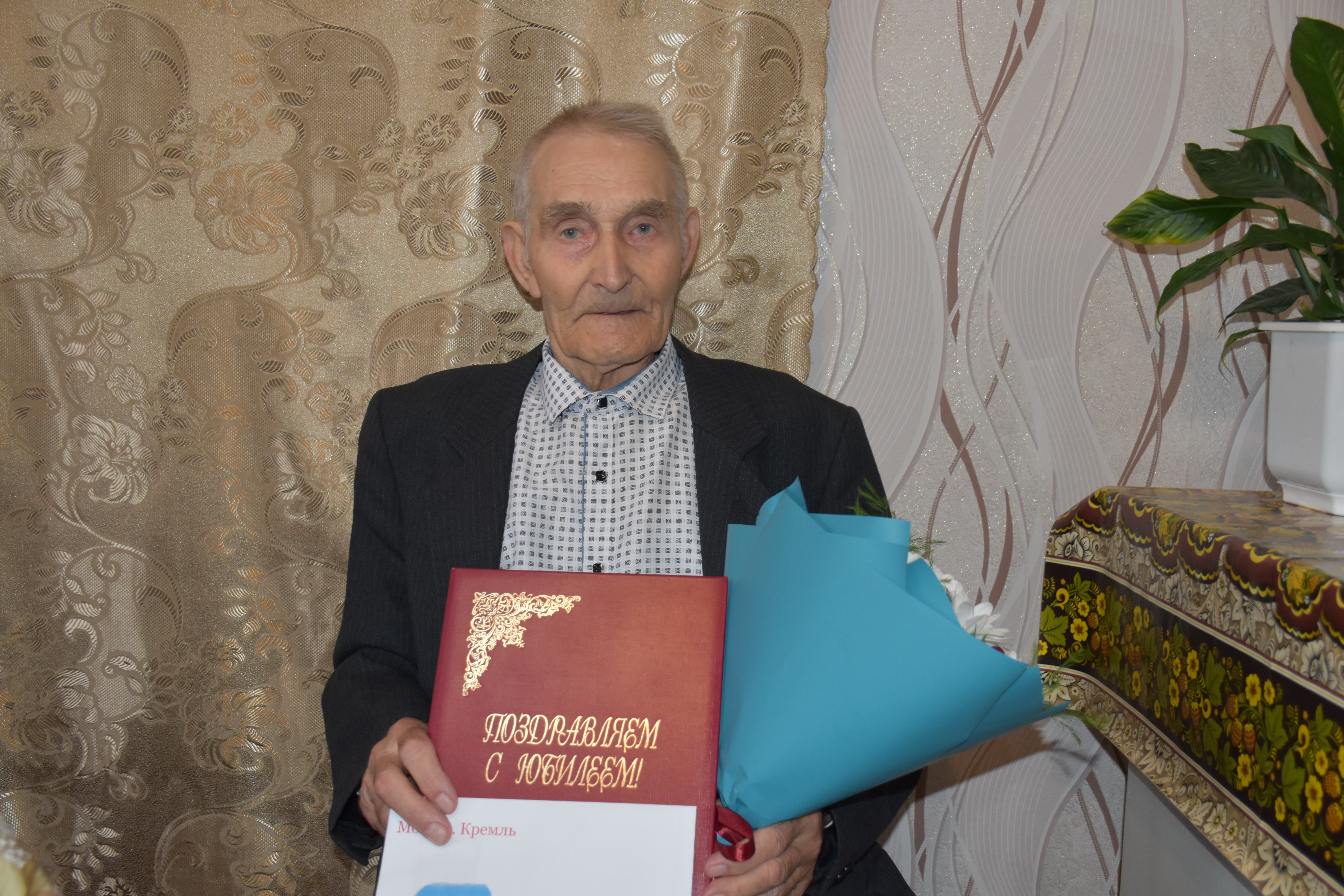 Сегодня свой 90-летний Юбилей празднует житель поселка Волоконовка Лыгин Алексей Владимирович.
