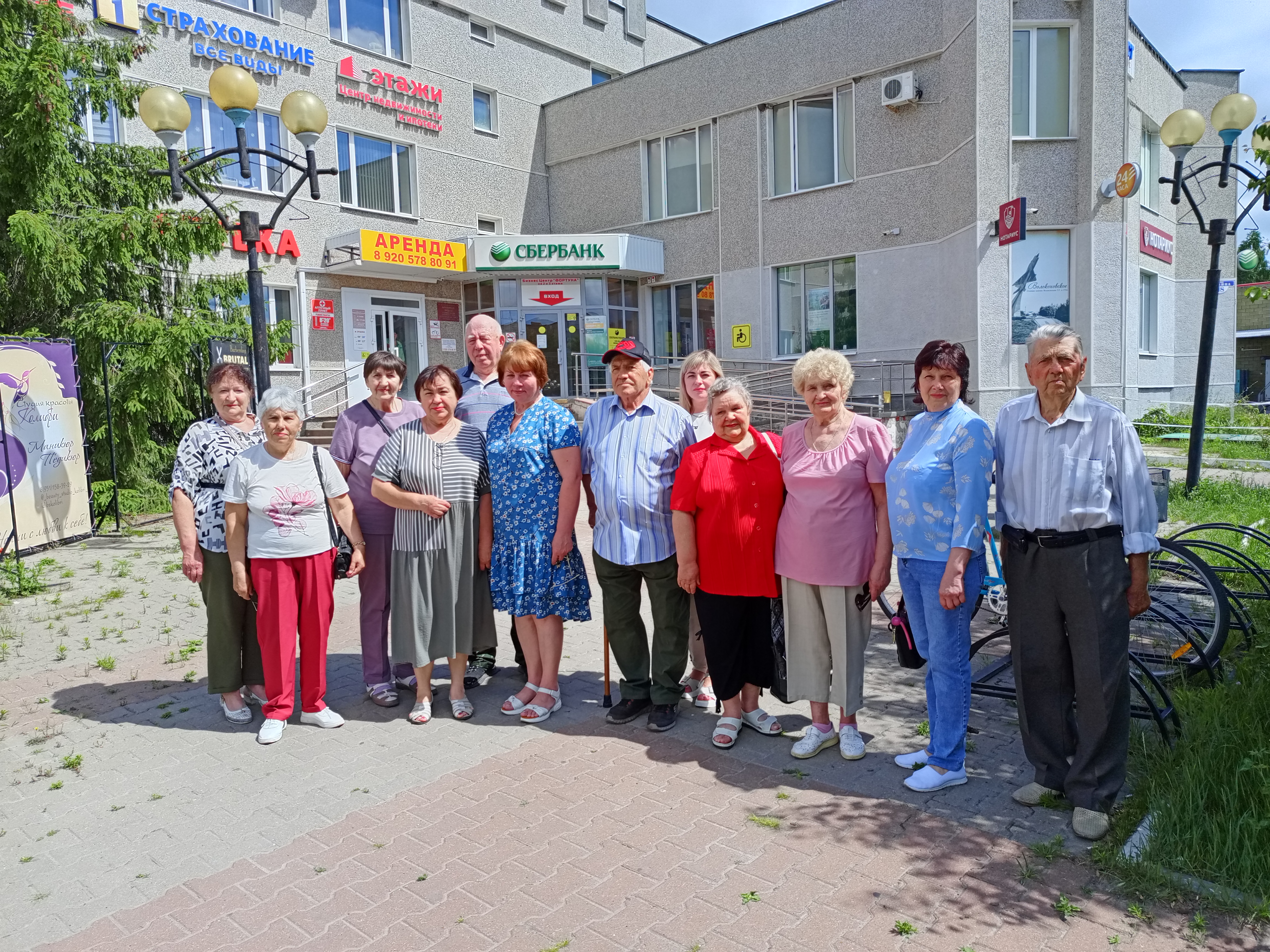 Граждане отделения дневного пребывания комплексного центра социального обслуживания населения района посетили познавательную экскурсию по архивохранилищам администрации района.