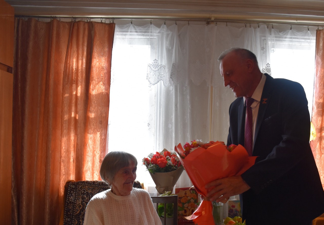 Сегодня свой 90-летний юбилей празднует Северинова Людмила Фоминична, жительница п. Волоконовка.
