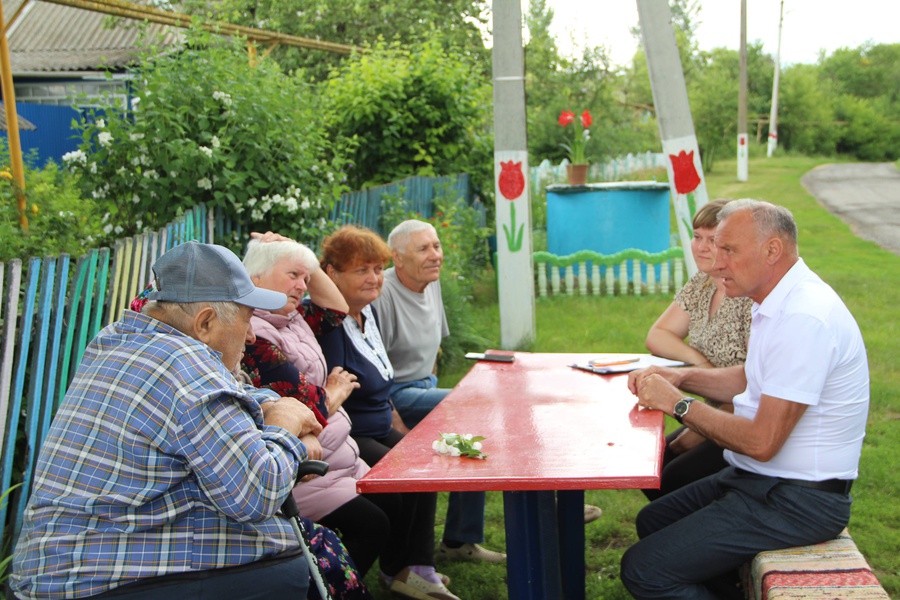 Глава администрации района С.И. Бикетов встретился с жителями Волчье-Александровского сельского поселения.