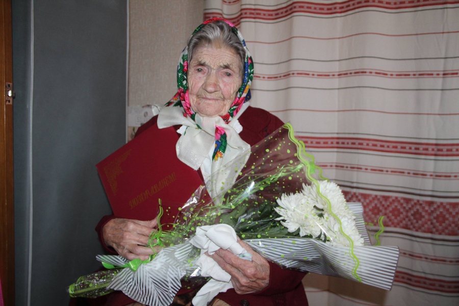 Пожелания доброго здоровья сегодня принимает Нина Филипповна Терехова, жительница села Грушевка. Именинница празднует свой 90-летний юбилей!.