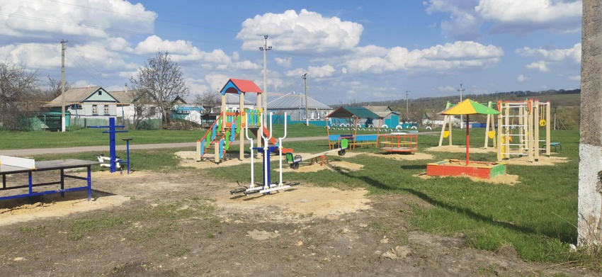 В рамках губернаторской программы «Решаем вместе» на улице Новоселовская в селе Покровка появилась новая детская игровая площадка.