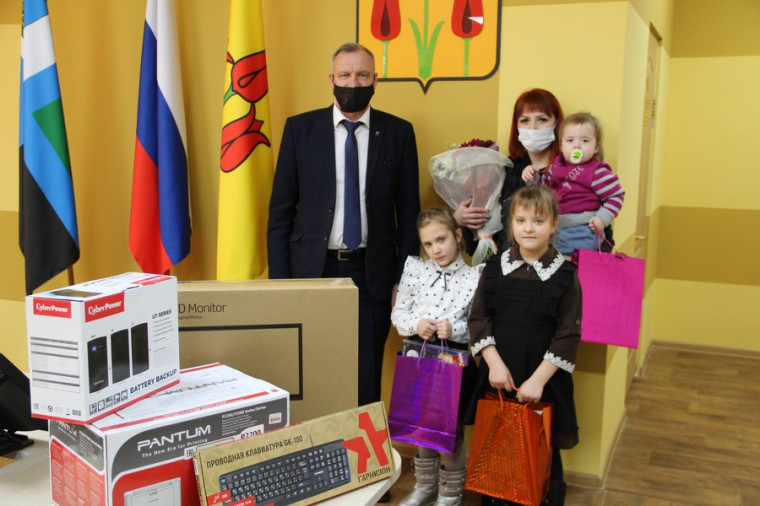 Многодетная семья из поселка Волоконовка получила компьютер от фонда «Поколение» Андрея Скоча. Многодетная семья из поселка Волоконовка получила компьютер от фонда «Поколение» Андрея Скоча.