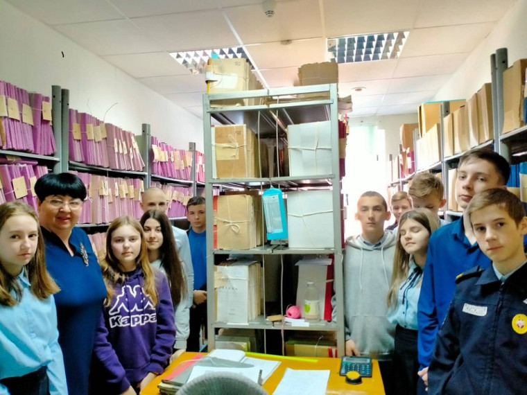В архивном отделе администрации района прошла познавательная экскурсия с учащимися 8-А класса Пятницкая средней общеобразовательной школы. В архивном отделе администрации района прошла познавательная экскурсия с учащимися 8-А класса Пятницкая средней общеобразовательной школы.