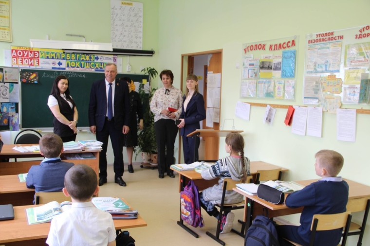 Сегодня прошел День территории Погромского сельского поселения с участием главы администрации Волоконовского района Бикетова Сергея Ивановича. Сегодня прошел День территории Погромского сельского поселения с участием главы администрации Волоконовского района Бикетова Сергея Ивановича.