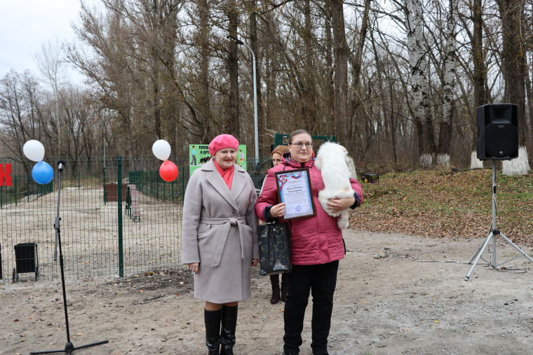 В поселке Волоконовка открыли площадку для выгула и дрессировки собак.