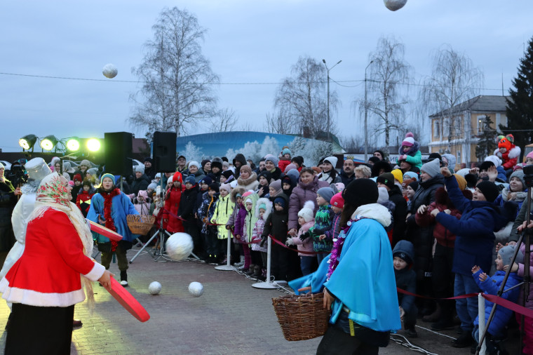 На центральной площади поселка Волоконовка прошла торжественная церемония открытия главной новогодней Ёлки района.