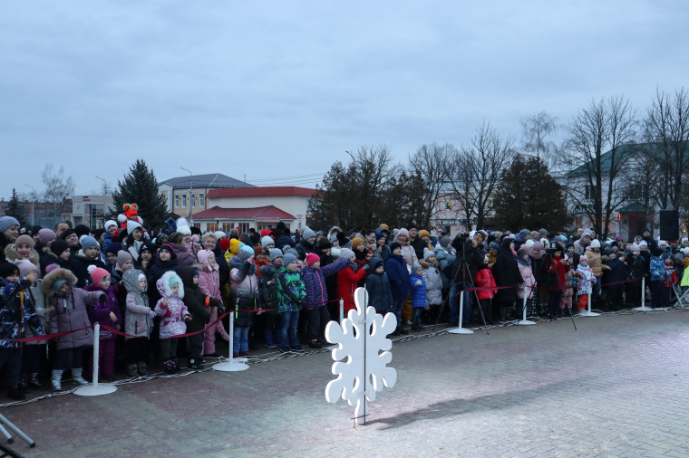 На центральной площади поселка Волоконовка прошла торжественная церемония открытия главной новогодней Ёлки района.