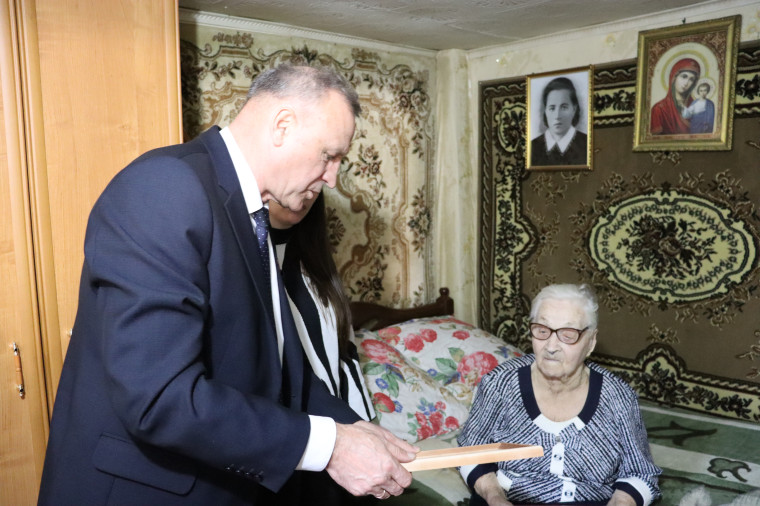 95-летние Дни рождения отметили жительницы поселка Волоконовка Лысенко Анна Алексеевна и Побережнюк Полина Семеновна.