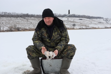 Погожий зимний субботний денёк собрал на пруду х. Евдокимов профессионалов и любителей зимней рыбалки.