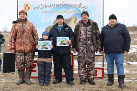 Погожий зимний субботний денёк собрал на пруду х. Евдокимов профессионалов и любителей зимней рыбалки.