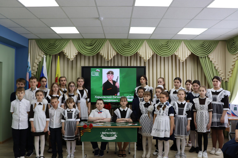 Патриотический проект «Парта Героев» партии «Единая Россия» продолжает свою реализацию на территории района.