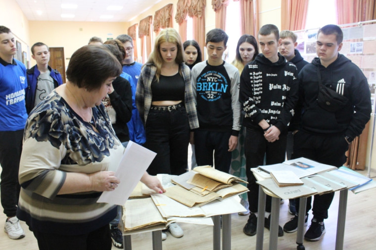 Студенты Ютановского агромеханического техникума, учащиеся,  секретарь районной избирательной комиссии, 28 марта побывали в рай-онном краеведческом музее.