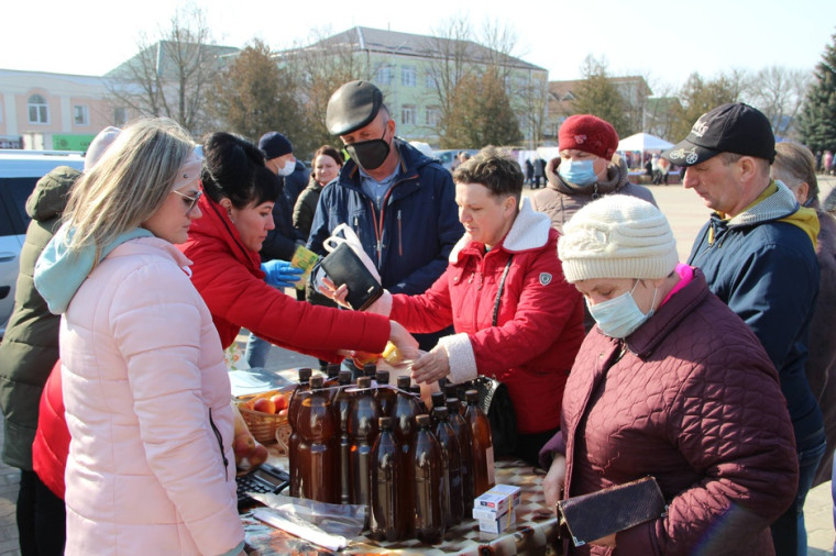 На центральной площади поселка Волоконовка состоялась ярмарка сельскохозяйственной продукции и продовольственных товаров.