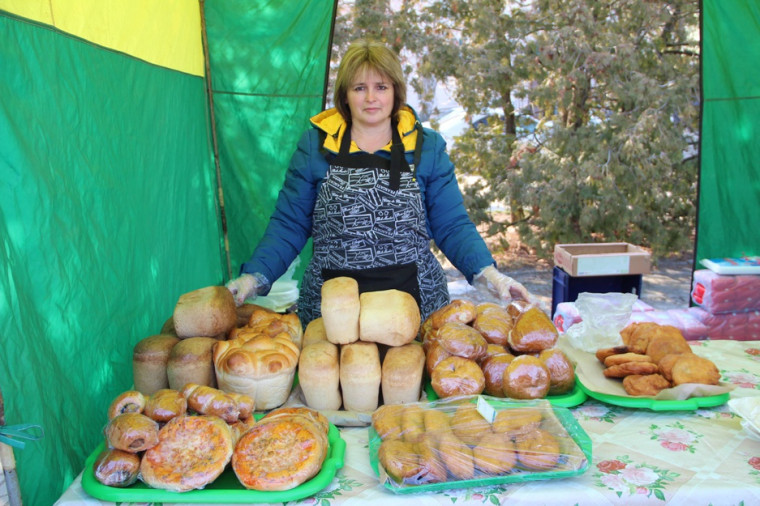 На центральной площади поселка Волоконовка состоялась ярмарка сельскохозяйственной продукции и продовольственных товаров.