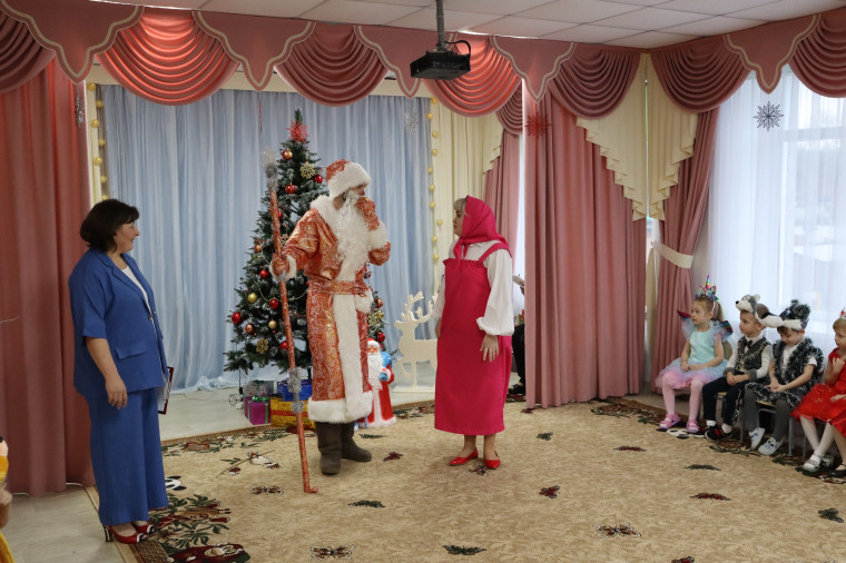 Детские новогодние утренники прошли в детских садах «Берёзка» и «Родничок» п. Волоконовка.