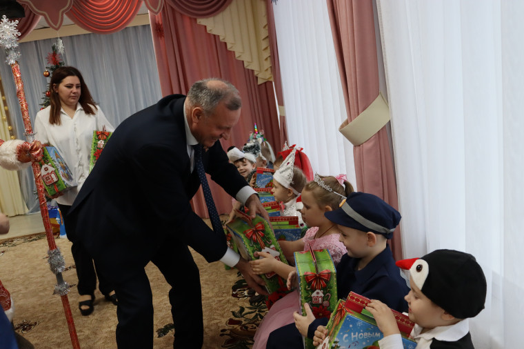 Детские новогодние утренники прошли в детских садах «Берёзка» и «Родничок» п. Волоконовка.