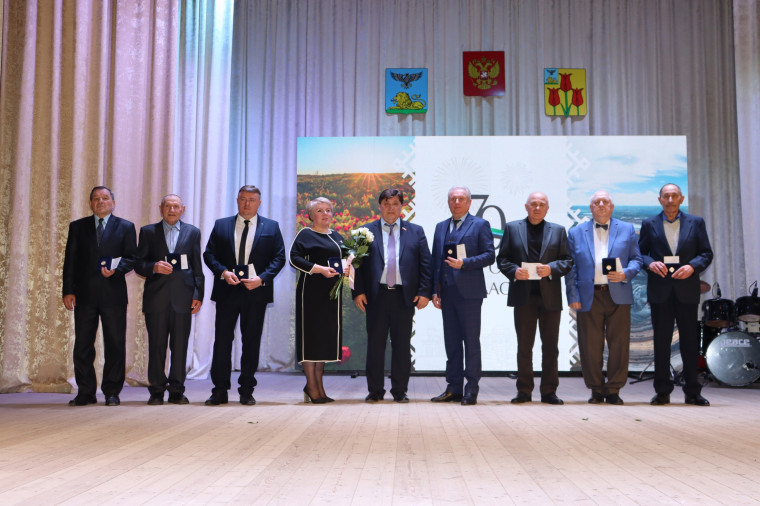 В Волоконовском районе чествовали лучших тружеников муниципалитета, которые внесли значительный вклад в развитие региона. Торжество посвятили 70-летию образования Белгородской области.