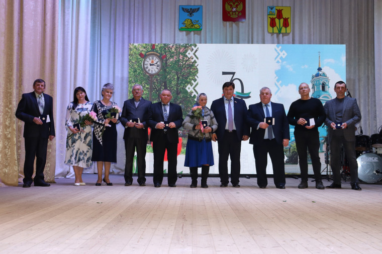 В Волоконовском районе чествовали лучших тружеников муниципалитета, которые внесли значительный вклад в развитие региона. Торжество посвятили 70-летию образования Белгородской области.