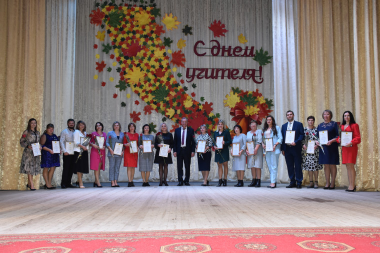 По доброй традиции 5 октября были награждены лучшие представители педагогического образования Волоконовского района, те, кто связал свою жизнь с великой и светлой профессией учить и воспитывать детей.