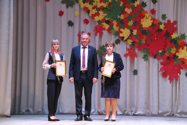 По доброй традиции 5 октября были награждены лучшие представители педагогического образования Волоконовского района, те, кто связал свою жизнь с великой и светлой профессией учить и воспитывать детей.
