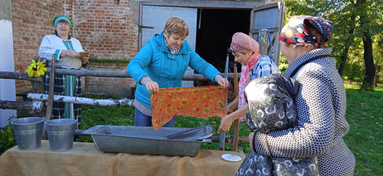 В этот солнечный день октября гости из Ровеньского района посетили мельницу Баркова, интерактивно-развлекательную программу в Центре культурного развития поселка Волоконовка и «Геронтологический центр».